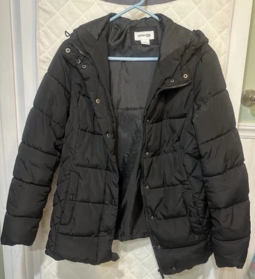 Chaqueta acolchada con capucha negra St. John's Bay para mujer talla grande Foto 1 de 4