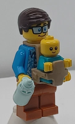 Минифигурка LEGO DAD с ребенком в переноске с бутылочкой - Изображение 1 из 2