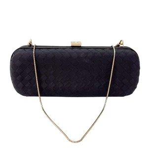 BOTTEGA VENETA Pochette lunga con nodo intrecciato raso nero con catena oro - Foto 1 di 14