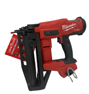 Clavadora de acabado recto Milwaukee calibre 16 (solo herramienta) 3020-20 para piezas - Imagen 1 de 3