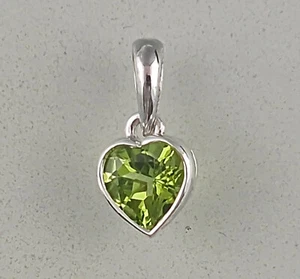 9923229 Peridot-Anhänger C?ur 0,8x1,5cm 925er Argent - Picture 1 of 2