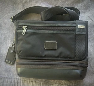 TUMI ALPHA BRAVO erweiterbare Handgepäck-/Umhängetasche - Bild 1 von 13