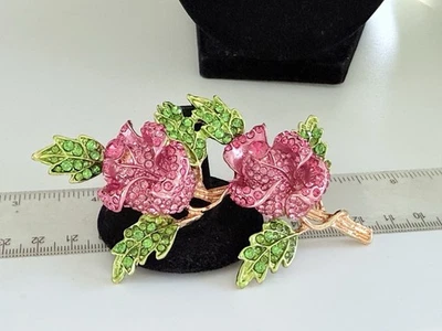 PRETTY MODERN HUGE PINK & GREEN RHINESTONE ROSE FLOWERS GOLD TONE BROOCH 524 - Image 1 of 4