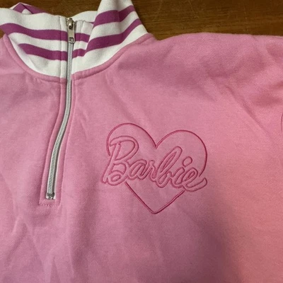 Barbie Pullover Sudadera 3/4 Cremallera Color Rosa Talla PEQUEÑA C6 NUEVA CON ETIQUETAS Foto 1 de 4