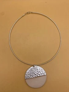 Hermoso Elegante Collar Gargantilla Alambre Plata con Colgante Grande Círculo Rosa - Imagen 1 de 7