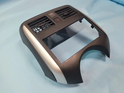 PANEL DE VENTILACIÓN BISEL RADIO TABLERO CENTRAL 682U13VY0A - NISSAN VERSA 2012-2016 Foto 1 de 4