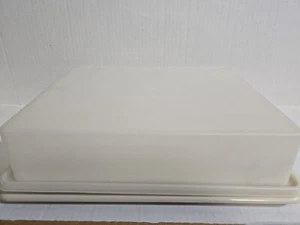 Tupperware 9x13 Sheet Cake Taker Carrier Rectangle Almond Vintage - Picture 1 of 5