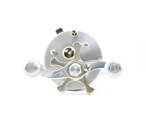 Isuzu Reel Baitcast Direct BC440SSS Right Silver Ash (0847) - Picture 1 of 6