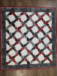Patchwork Handarbeit Kinder Quilt-gezacktes X-Muster-38x41,5" rot weiß & schwarz kariert  - Bild 1 von 5