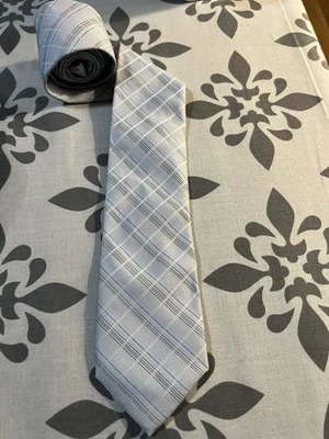 Новый без ценников мужской галстук Van Heusen синие белые черные полосы 55 дюймов x 2,5 дюйма - Изображение 1 из 4