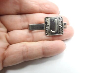 Clip de barra de corbata Swank esmalte negro tono plata inicial J para hombre vintage Foto 1 de 4