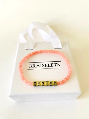 Pulsera con nombre personalizado 4 mm cuentas de cristal melocotón letras doradas boho minimalista delicado Foto 1 de 4