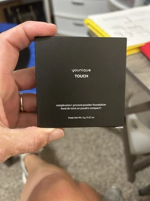 Tez Younique + polvo prensado en escarlata Foto 1 de 2