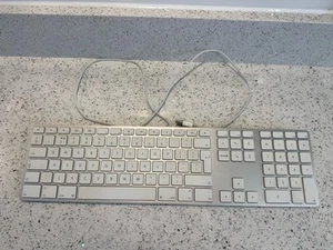 Apple A1243 Clavier Numérique Filaire USB Aluminium Entièrement Fonctionnel, Bon État - Photo 1/9