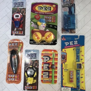 PEZ Orologio Cronometro Spazzolino Razzo Penna Scuola Strumento Clown Auto Lotto 7 Pezzi Odditie - Foto 1 di 16