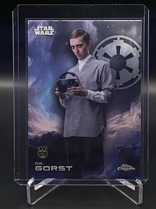 2025 Topps Chrome Star Wars Debutto Dr. Gorst #34 Andor - Foto 1 di 2