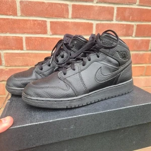 Nike Air Jordan 1 Mid Triple Black Turnschuhe 554725-091 Größe 6 Originalverpackt Sehr guter Zustand - Bild 1 von 12