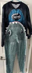 Kurz angegeben Hai frisst Mann Kostüm Union Anzug Quinn's Scuba Club einteilig Erwachsene - Bild 1 von 9