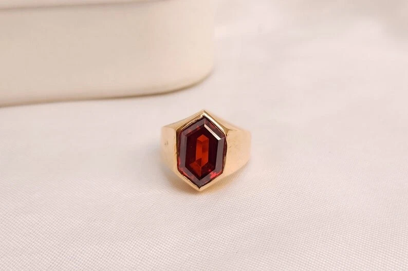 Anillo granate hexagonal chapado en oro para hombre piedra roja sello declaración joyería Foto 1 de 4