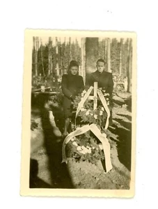 Vintage Schnappschuss Fundfoto Post Mortem - Totes Kind Baby Beerdigung Sarg - Bild 1 von 3