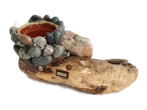 Madera flotante a la deriva con diseño Purkidiska y piedras talladas en el mar negro  - Imagen 1 de 8
