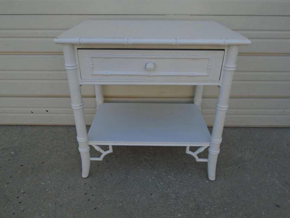 Mesita de noche de bambú sintético Thomasville Allegro mesa Chinoiserie Regency calada Foto 1 de 4