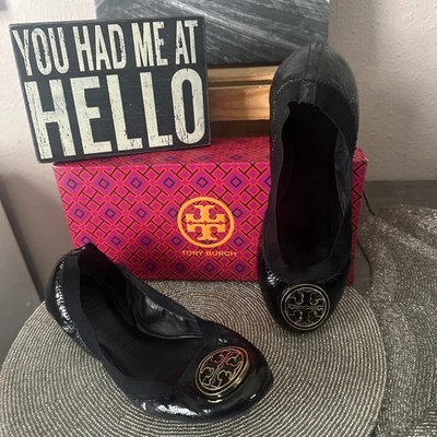 Sapatilhas TORY BURCH Caroline couro envernizado preto logotipo dourado 9M usadas - Imagem 1 de 4