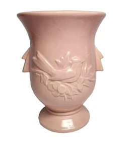 VINTAGE 1940's McCOY ART POTTERY HANDLED VASE BIRD w/BERRIES 8" CORAL/PEACH - Picture 1 of 5