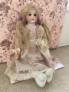 Antikes deutsches Biskuit Mabel Schrankgröße Puppenoutfit aus antiker & alter Spitze - Bild 1 von 13