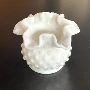Jarrón bulboso pequeño blanco con volantes Fenton de 3" - Imagen 1 de 3