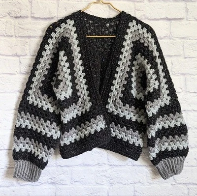 Cárdigan Suéter Hecho a Mano Crochet Brillante M Gris Negro Manga Abullonada Slouchy Boho Foto 1 de 4