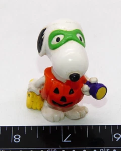 Vintage Peanuts Snoopy Halloween Trick or Treat Figure Syndicate - Picture 1 of 7