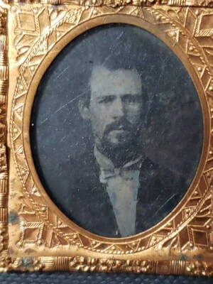 Placa 16 tipo tinte, hombre con pajarita, bonito tapete y conservador Foto 1 de 4