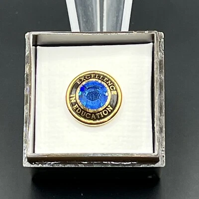 Prendedor de solapa Excellence in Education de colección de Brown Industries - Blue Stone Foto 1 de 3