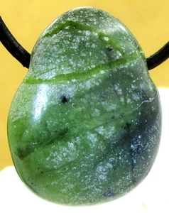 Nephrit     TROPEN  Anhänger   TROMMELSTEIN     gebohrt     Nr.11 - Bild 1 von 2