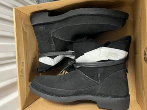 Mini bota UGG para mujer ESTHER 7,5 W NEGRA gamuza resistente al agua nueva con etiquetas precio de venta sugerido por el fabricante 165 USD - Imagen 1 de 6