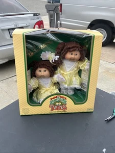 Parche de col edición limitada niños gemelos pelo castaño niñas - Kristi Elna - Imagen 1 de 14