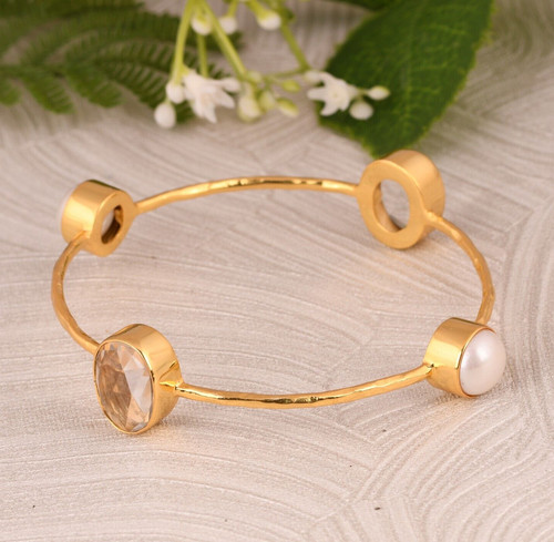 VALENTINO Due bracciali tondi pietre in oro giallo placcato perla e cristallo quarzo gemma