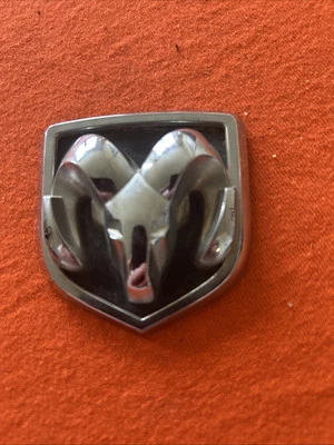Dodge Durango 2004 2005 2006 2007 2008 2009 emblema de parrilla delantera OEM 55077717AA Foto 1 de 2