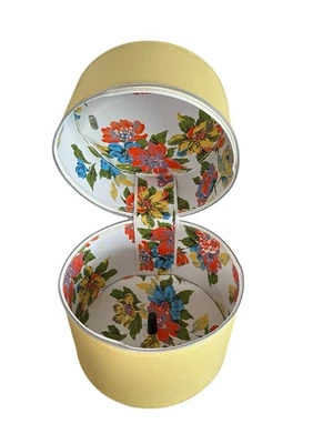 Estuche de viaje redondo vintage de mediados de siglo para peluca/sombrero amarillo mantequilla con asa Foto 1 de 4