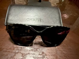 Women's Chanel Sunglasses Chanel Logo Black Frames - Picture 1 of 8
