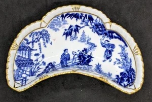 Bandeja dulce Royal Crown Derby Bone China media luna - patrón azul Mikado - Imagen 1 de 5
