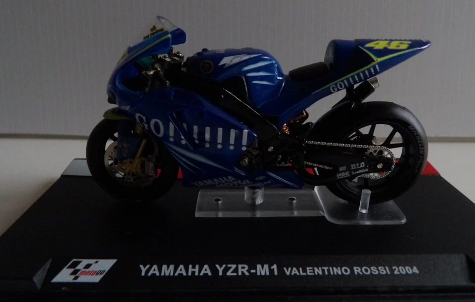 1/24 moto YAMAHA YZR-M1 Valentino Rossi 2004 sur socle - Photo 1/4