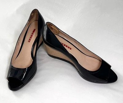 Zapatos de salón de cuña alpargata punta abierta charol negro PRADA talla 39/9 EE. UU. Foto 1 de 4