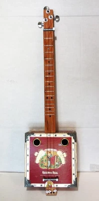 Guitarra caja cigarros, 3 cuerdas, trastes metálicos, sonido piezoeléctrico PU instalado (ver desc) Foto 1 de 2