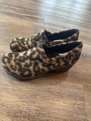 Zueco Born Boc Peggy para mujer talla 10M estampado de leopardo gamuza cómodos zapatos de trabajo Foto 1 de 4