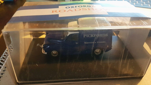 VANS OXFORD DIECAST PICKFORD'S MORRIS MINOR VAN