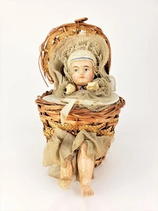 Antigua muñeca alemana de papel maché en cesta de mimbre contenedor de dulces ca1910 - Imagen 1 de 8
