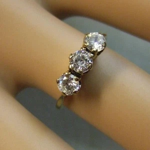 9 ct gold second hand three stone ring - Picture 1 of 4