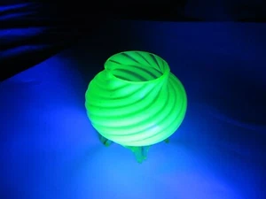 Victorian Uranium Vaseline Bud vase 8cms high - Picture 1 of 10
